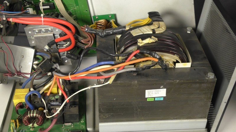 Инвертор TrippLite APSX6048VR 6 кВт внутри (вид сбоку, стандартный трансформатор справа)